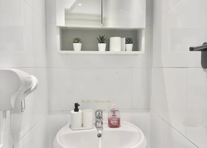 Spacious With Free Parking * Viyana